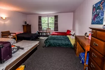 Chambre avec quatre lits